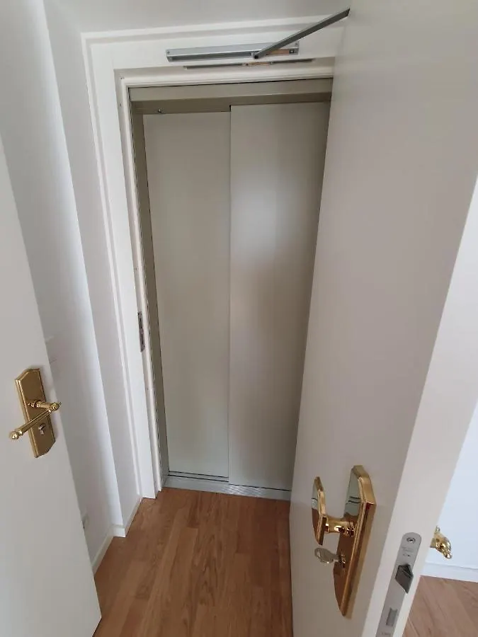 Exklusive Neubau Dachterrassenwohnung Mit Wohnungslift In Vierfamilienvilla Mnichov