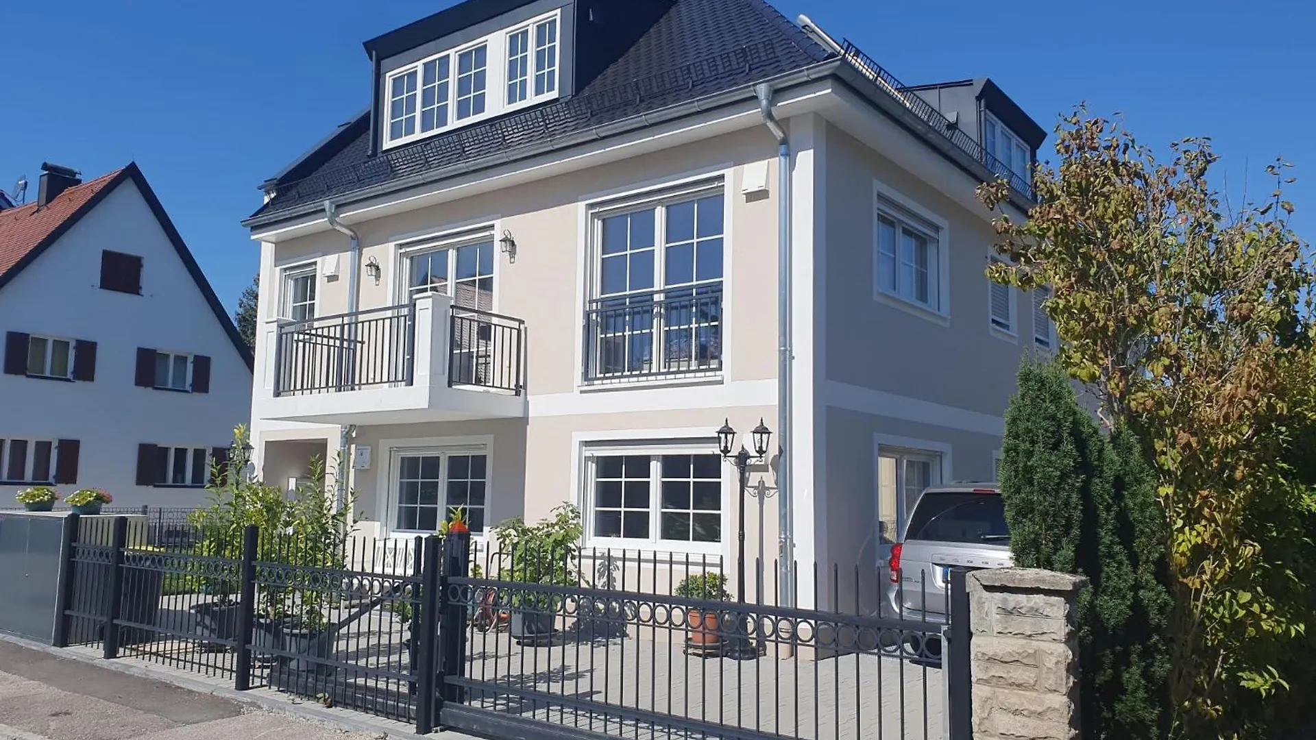 Exklusive Neubau Dachterrassenwohnung Mit Wohnungslift In Vierfamilienvilla Mnichov Německo
