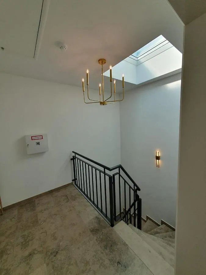 Exklusive Neubau Dachterrassenwohnung Mit Wohnungslift In Vierfamilienvilla Munich 0*,  Germany